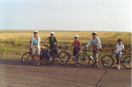 Bike Trek 2000 riders 
ready to roll to Glasgow, Photo by Lisa Dunning